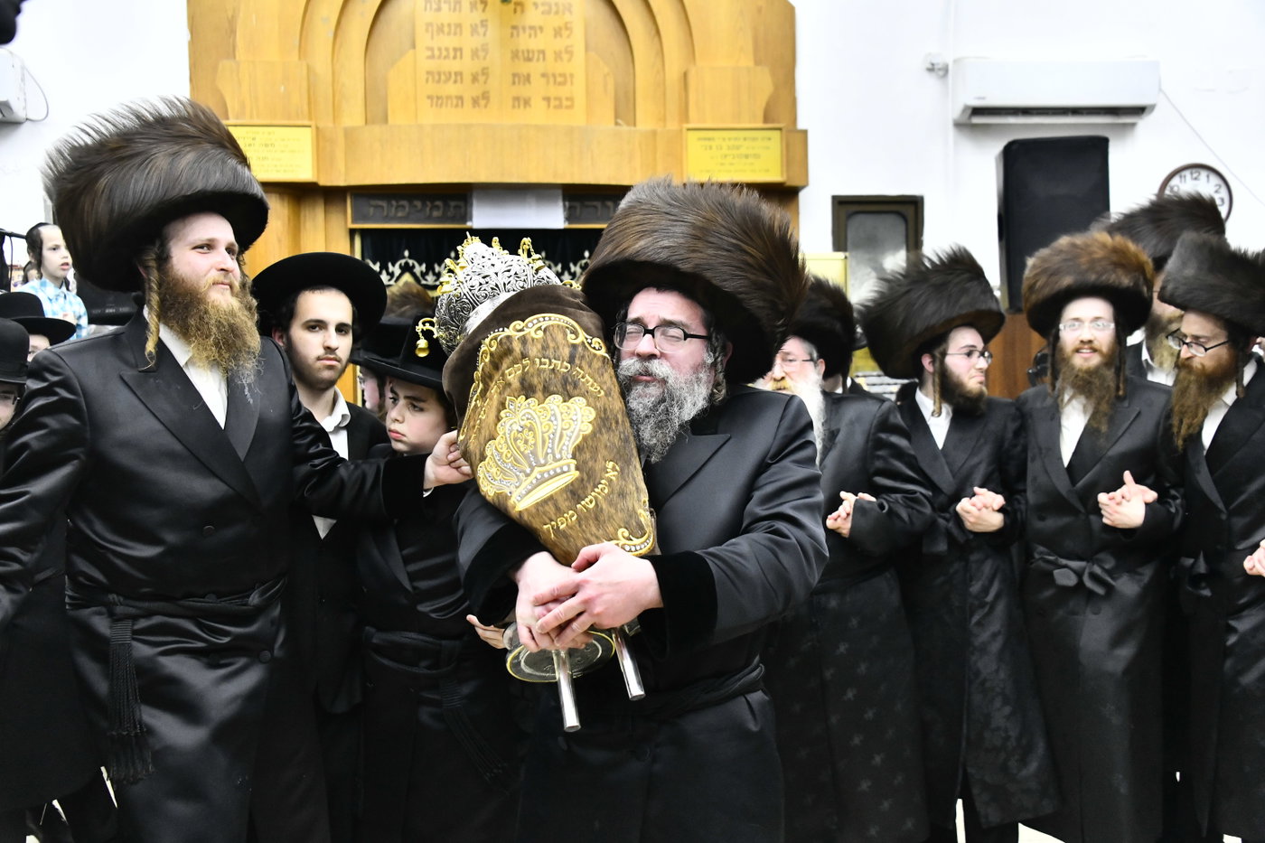 הכנסת ספר תורה לביהמ"ד סקולען בב"ב