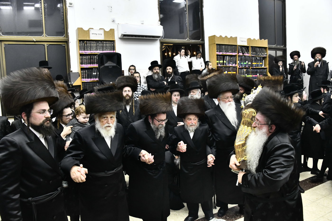 הכנסת ספר תורה לביהמ"ד סקולען בב"ב