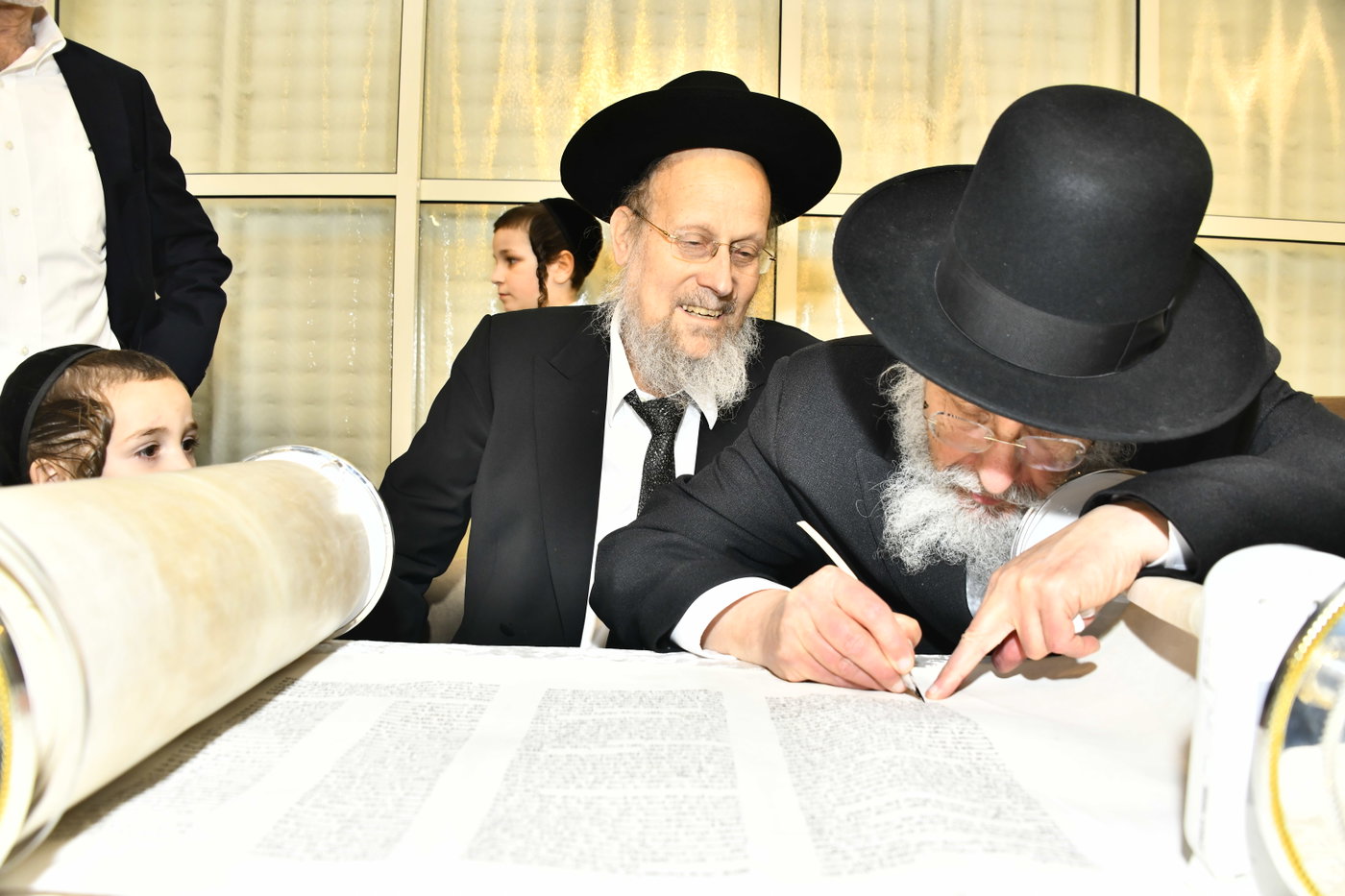 הכנסת ספר תורה לביהמ"ד סקולען בב"ב