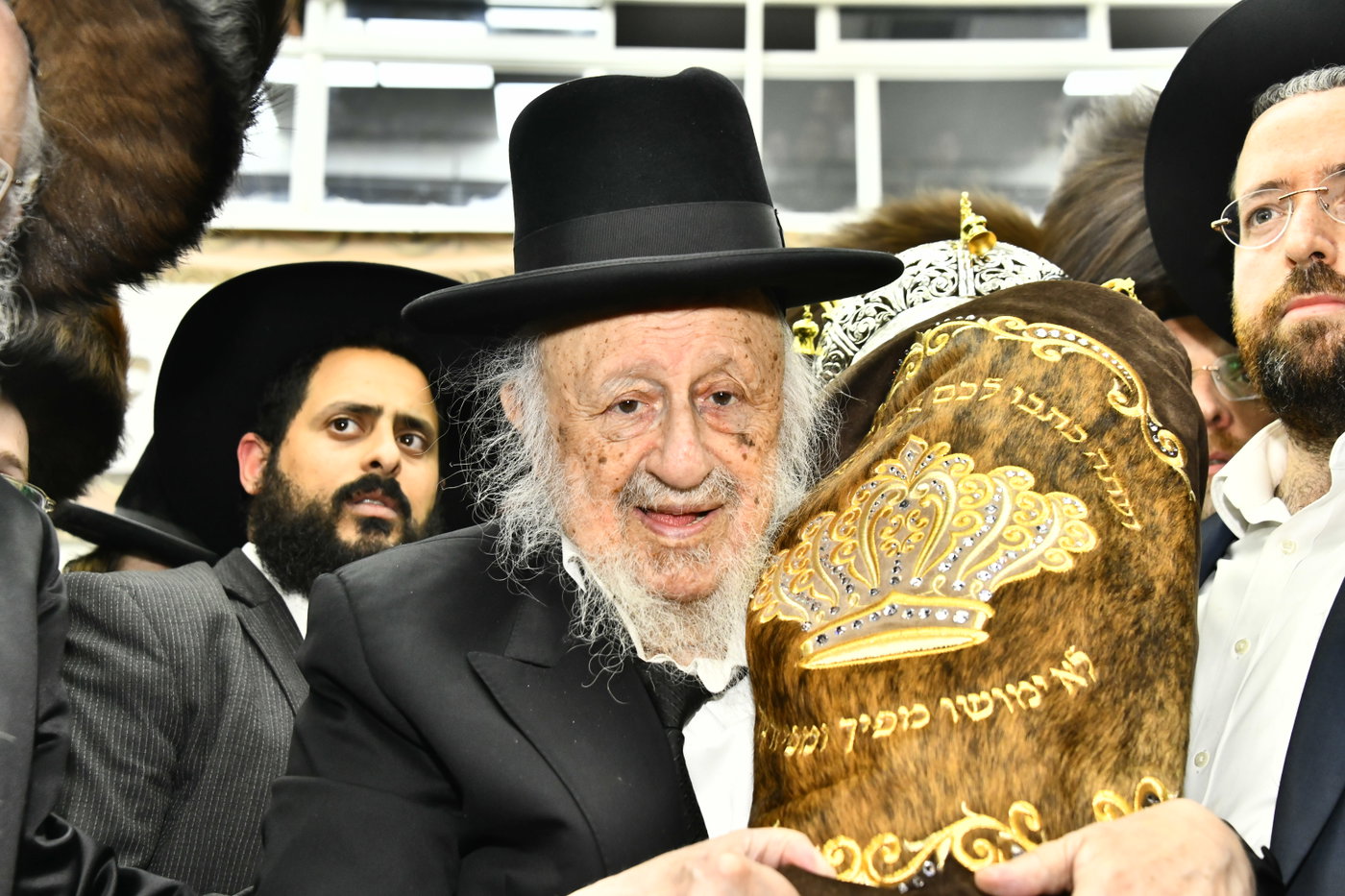 הכנסת ספר תורה לביהמ"ד סקולען בב"ב