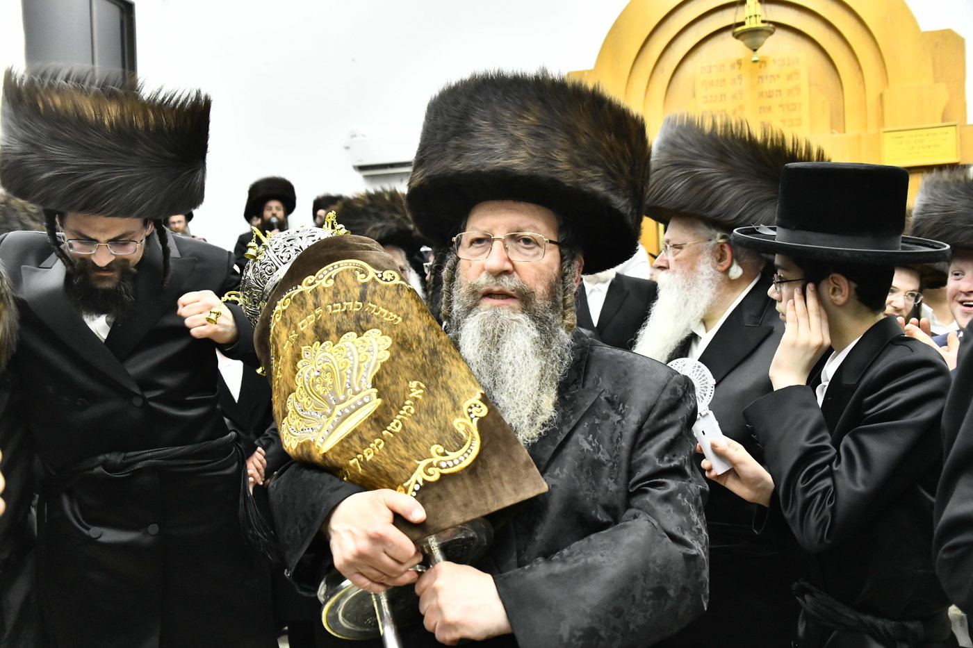 הכנסת ספר תורה לביהמ"ד סקולען בב"ב