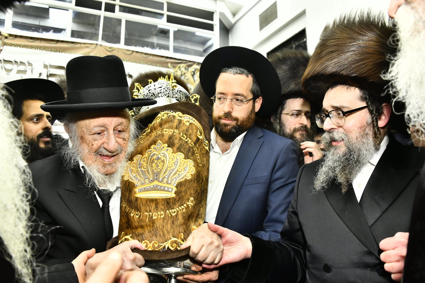 הכנסת ספר תורה לביהמ"ד סקולען בב"ב