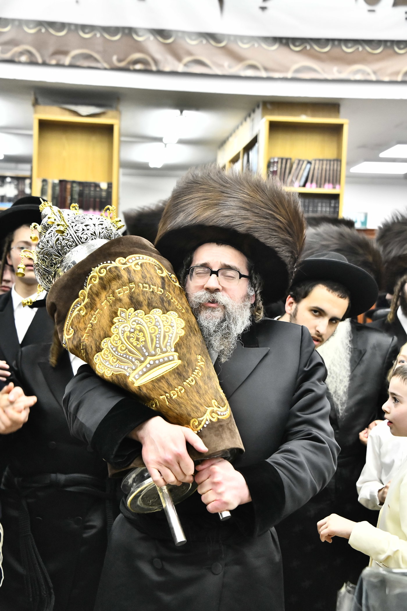 הכנסת ספר תורה לביהמ"ד סקולען בב"ב