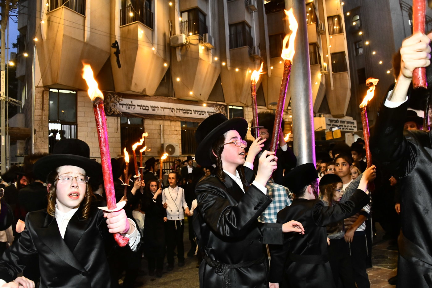 הכנסת ספר תורה לביהמ"ד סקולען בב"ב