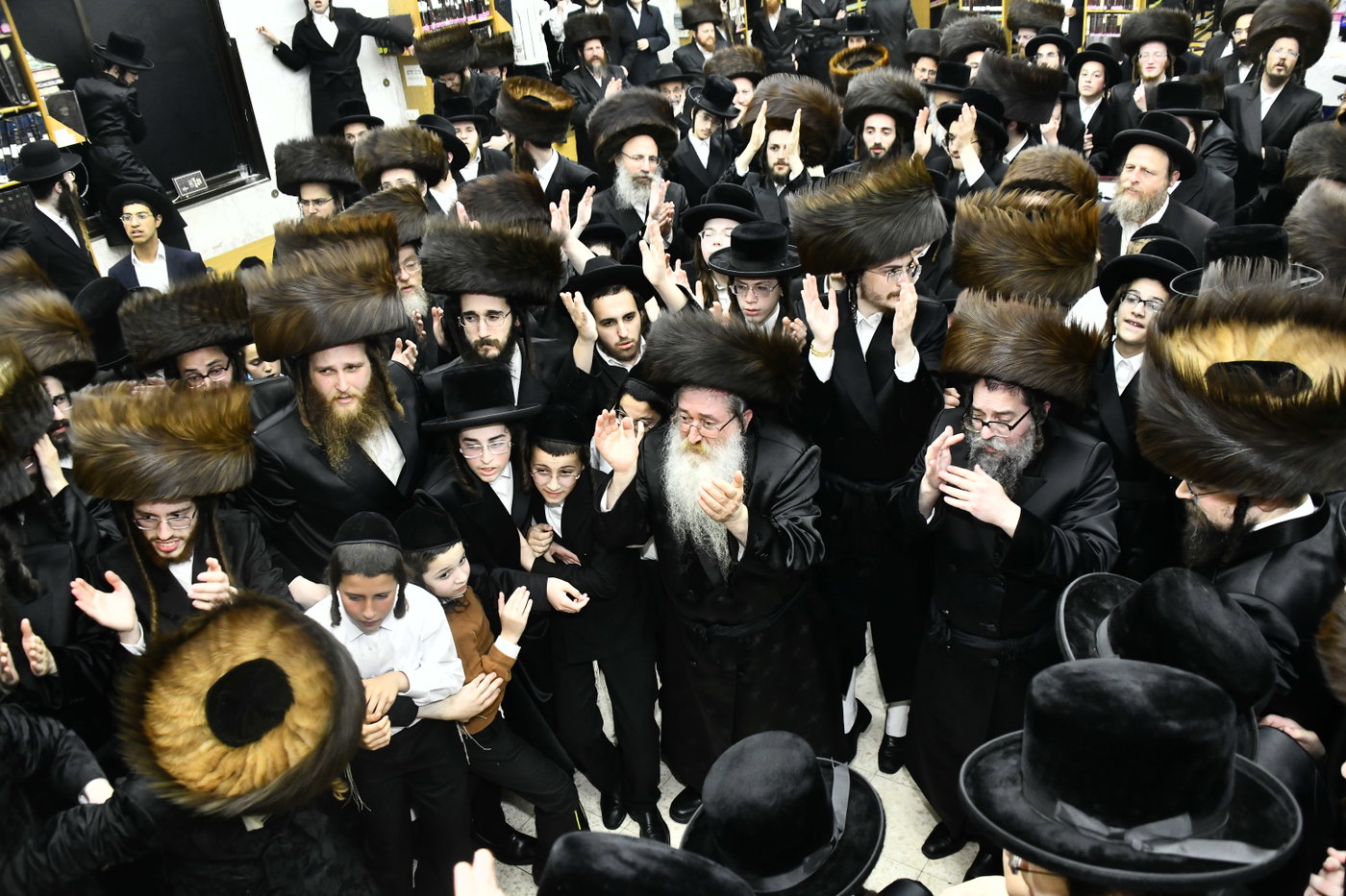 הכנסת ספר תורה לביהמ"ד סקולען בב"ב