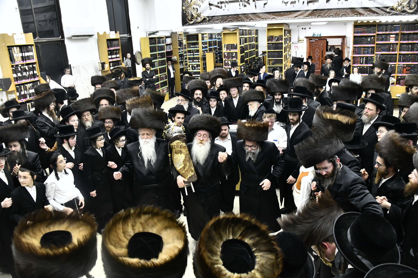 הכנסת ספר תורה לביהמ"ד סקולען בב"ב