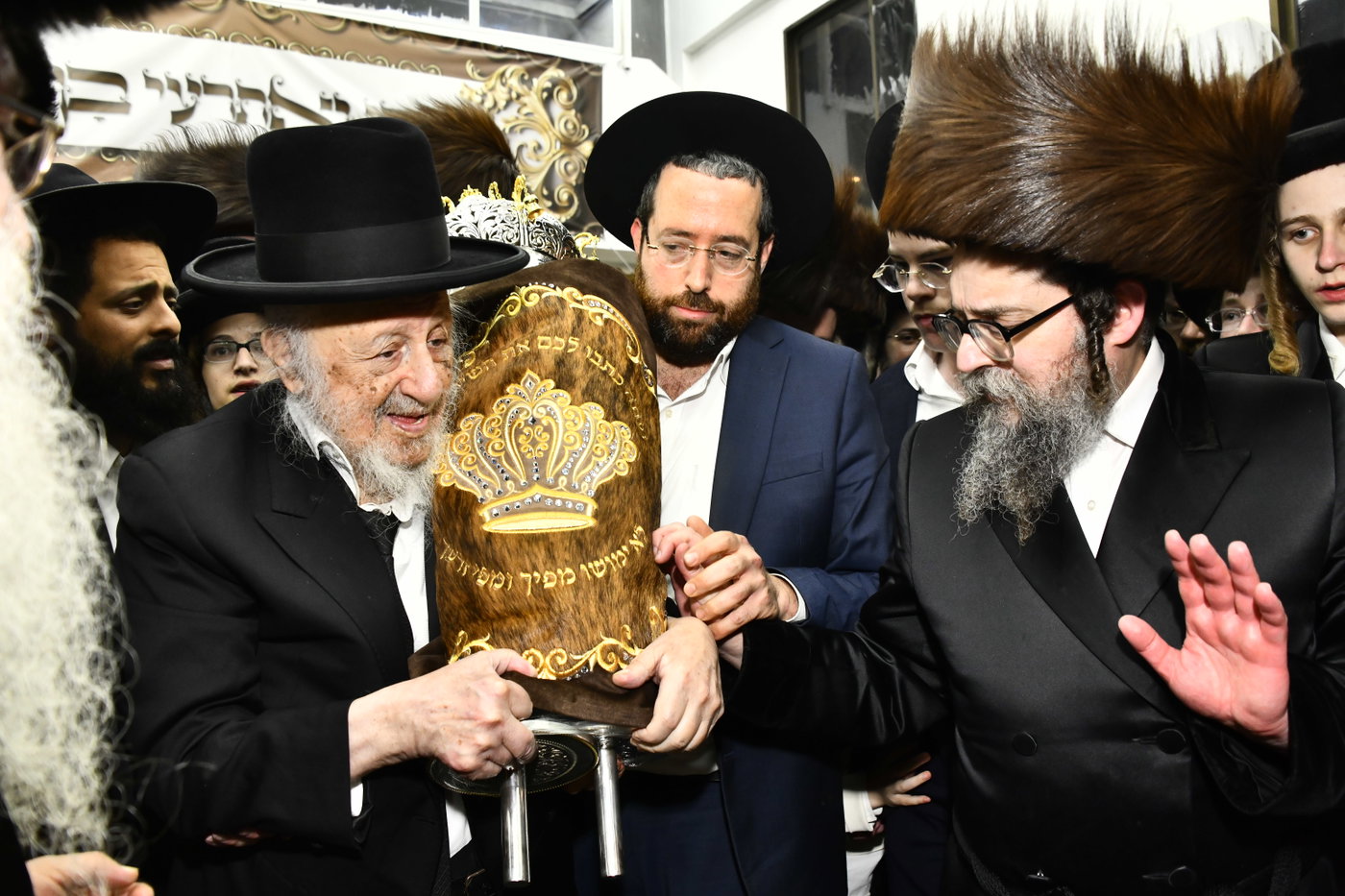 הכנסת ספר תורה לביהמ"ד סקולען בב"ב