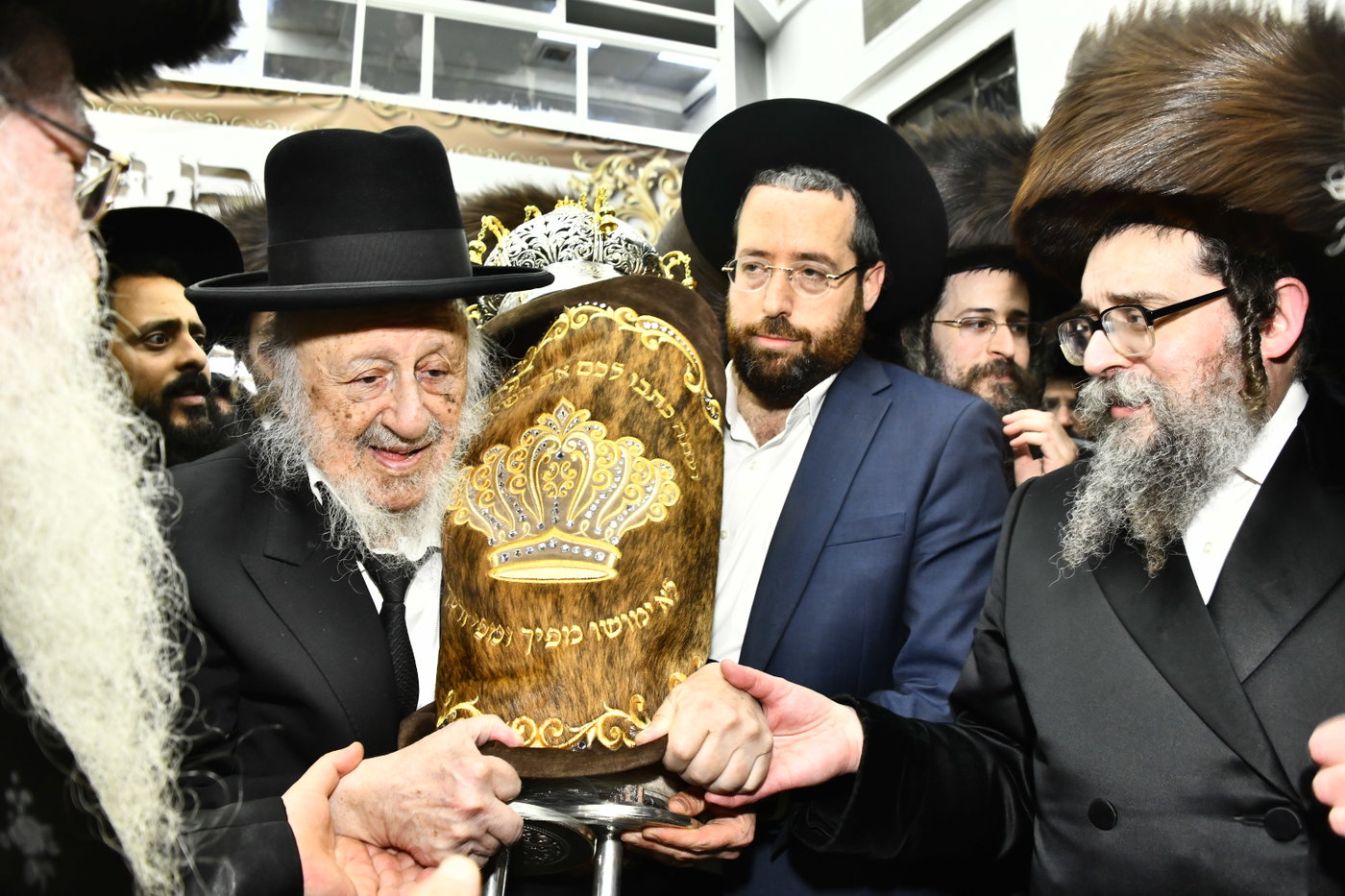 הכנסת ספר תורה לביהמ"ד סקולען בב"ב