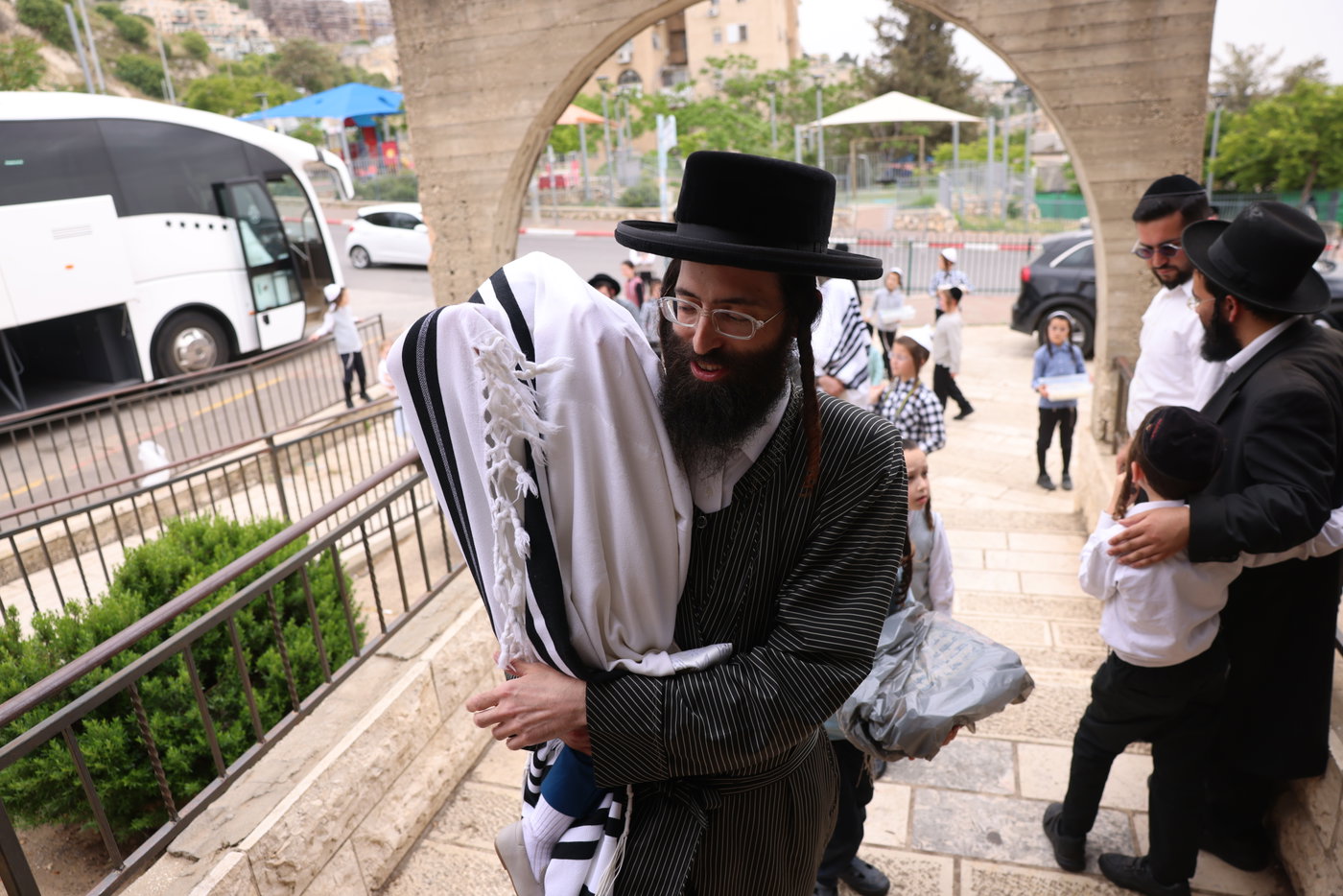 האדמו"ר מתולדות אהרן בלימוד א' ב' עם ילדי החסידות בצפת