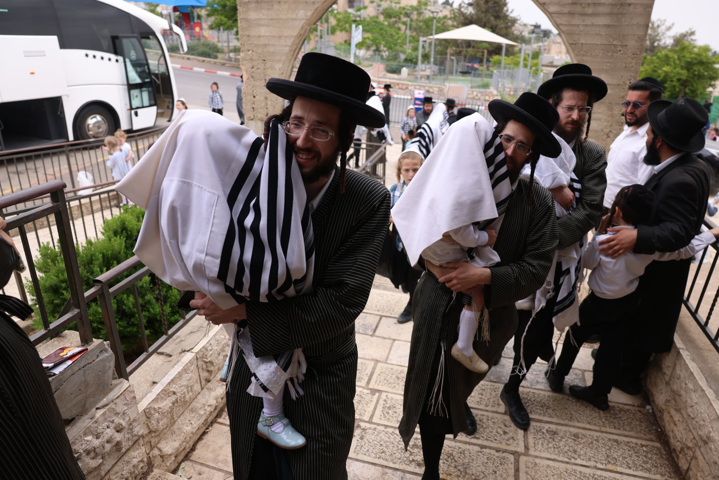האדמו"ר מתולדות אהרן בלימוד א' ב' עם ילדי החסידות בצפת