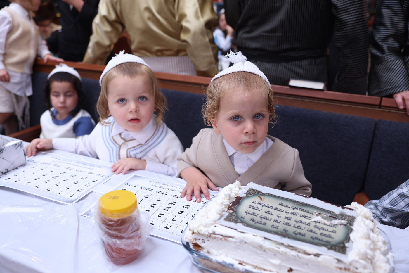 האדמו"ר מתולדות אהרן בלימוד א' ב' עם ילדי החסידות בצפת