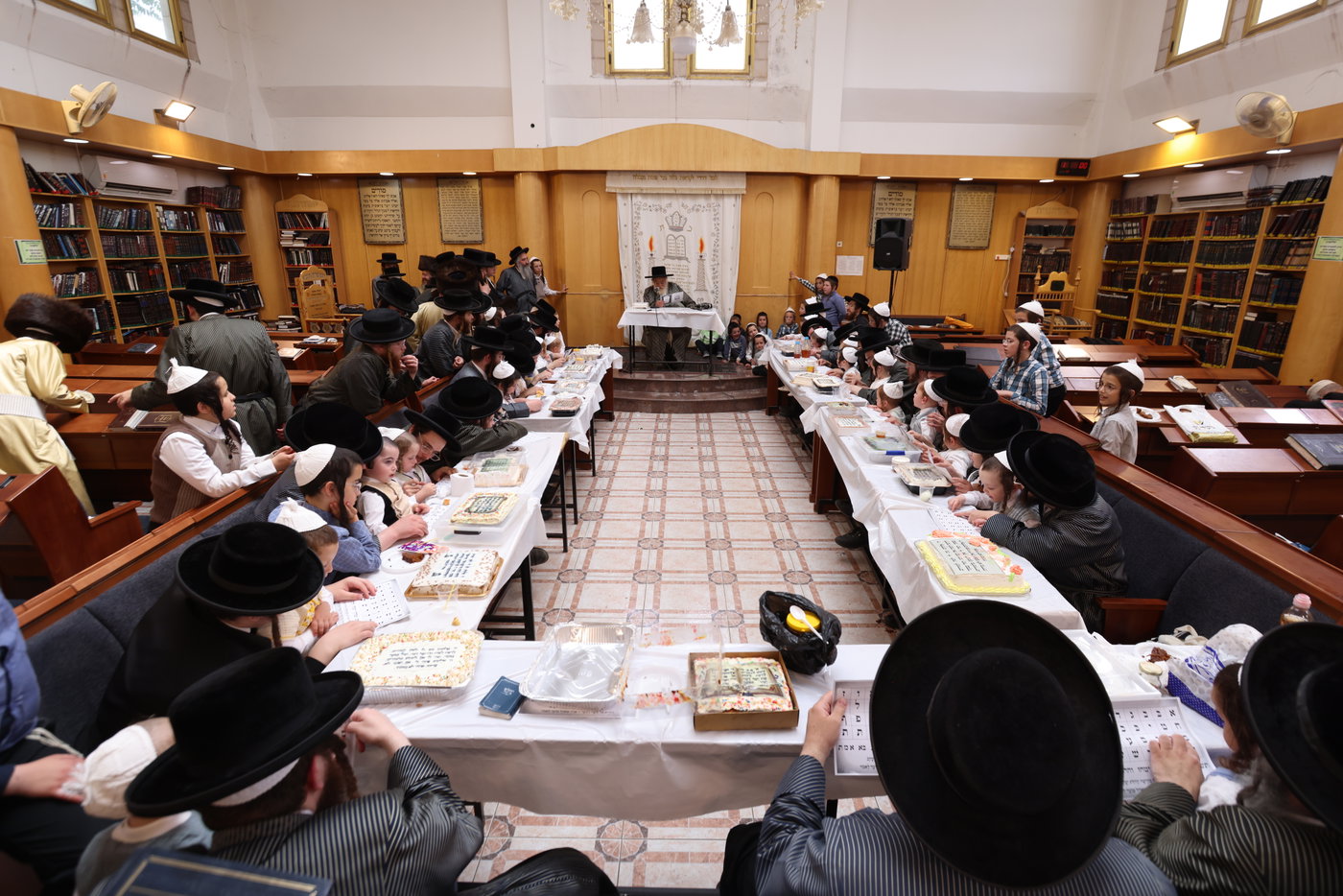 האדמו"ר מתולדות אהרן בלימוד א' ב' עם ילדי החסידות בצפת
