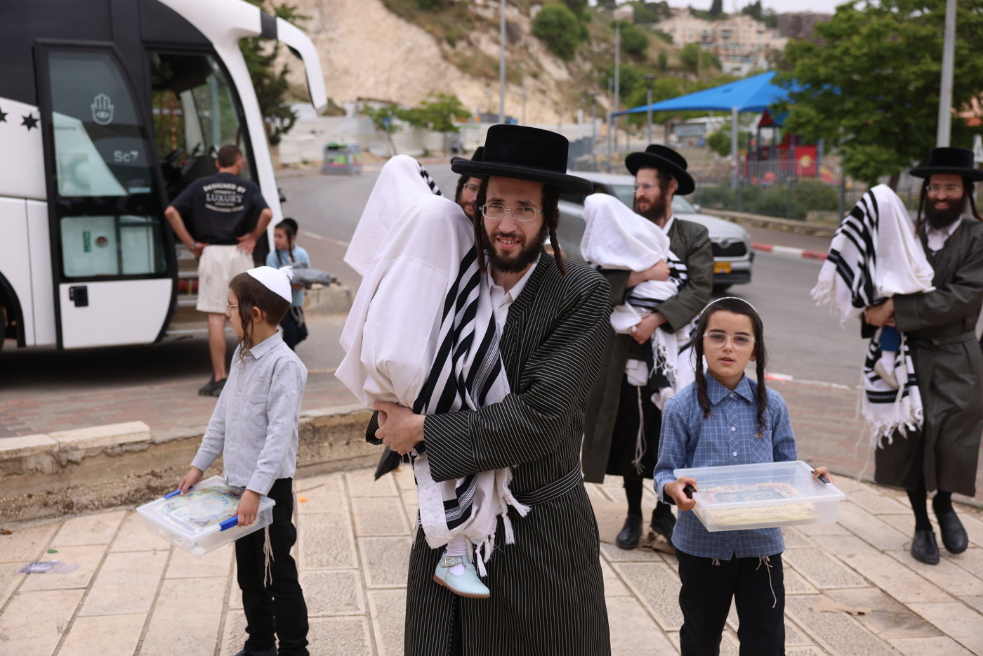 האדמו"ר מתולדות אהרן בלימוד א' ב' עם ילדי החסידות בצפת