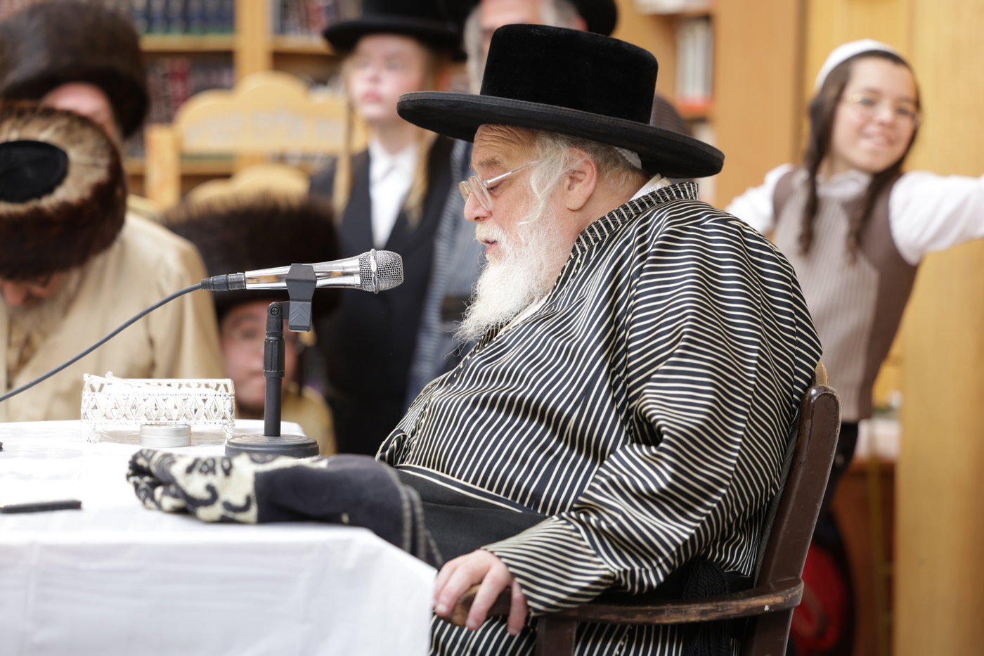 האדמו"ר מתולדות אהרן בלימוד א' ב' עם ילדי החסידות בצפת
