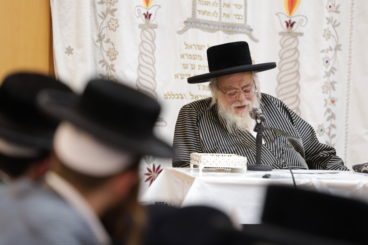 האדמו"ר מתולדות אהרן בלימוד א' ב' עם ילדי החסידות בצפת