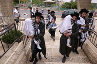 האדמו"ר מתולדות אהרן בלימוד א' ב' עם ילדי החסידות בצפת