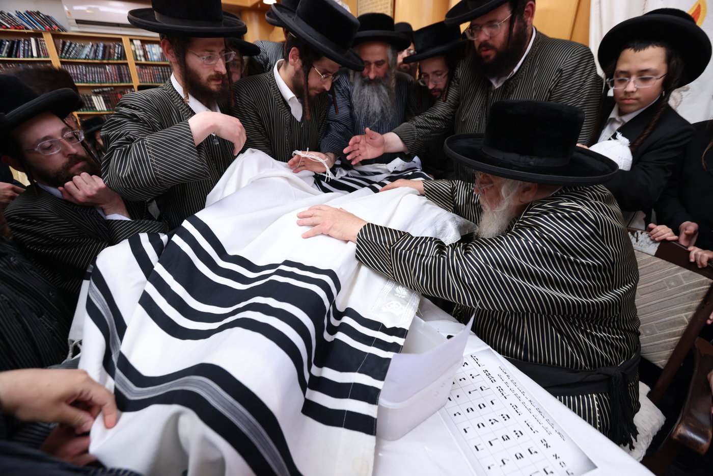 האדמו"ר מתולדות אהרן בלימוד א' ב' עם ילדי החסידות בצפת
