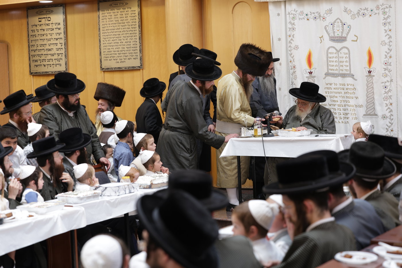 האדמו"ר מתולדות אהרן בלימוד א' ב' עם ילדי החסידות בצפת