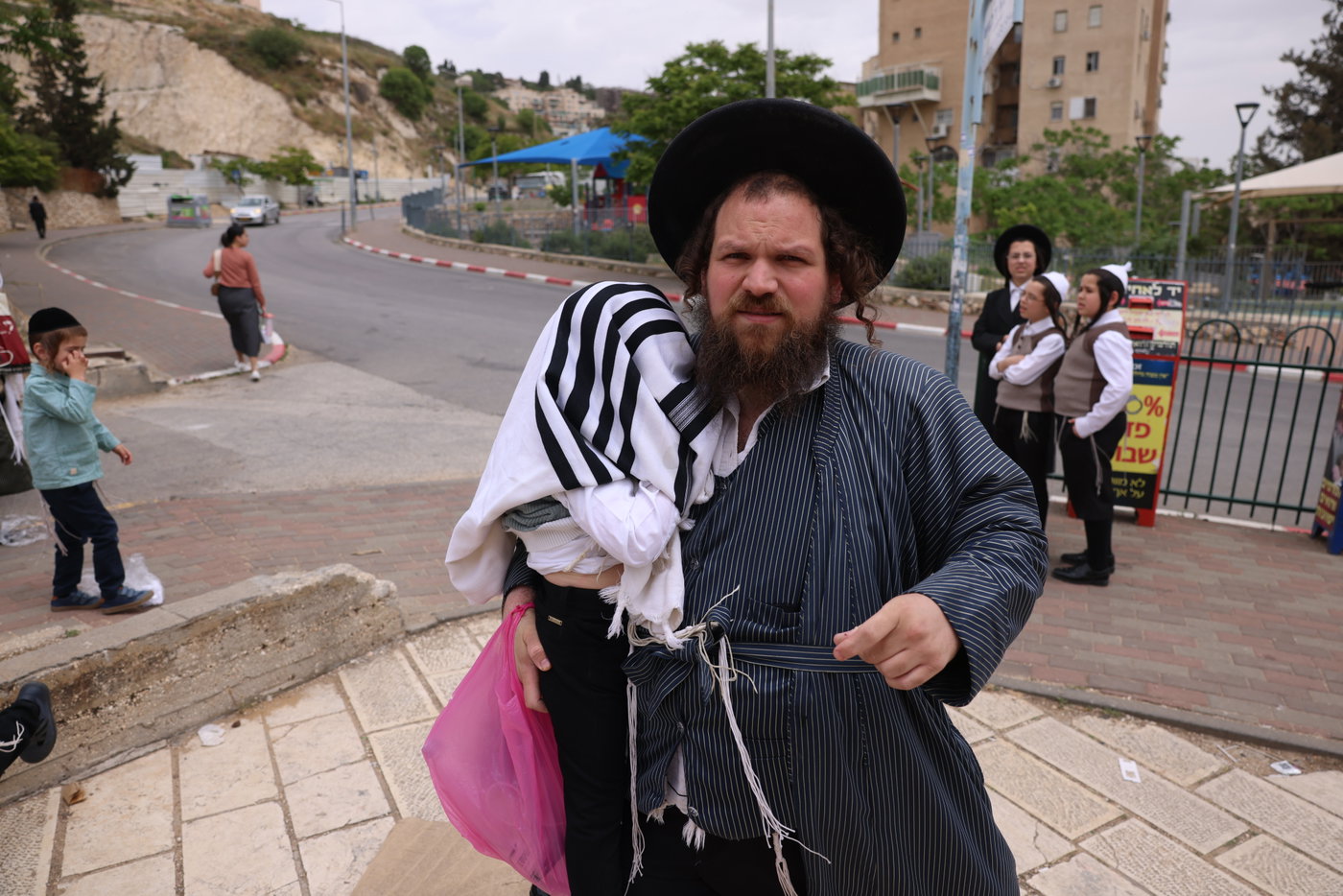 האדמו"ר מתולדות אהרן בלימוד א' ב' עם ילדי החסידות בצפת
