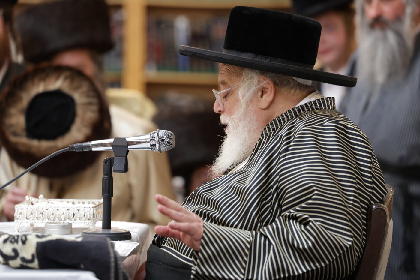 האדמו"ר מתולדות אהרן בלימוד א' ב' עם ילדי החסידות בצפת
