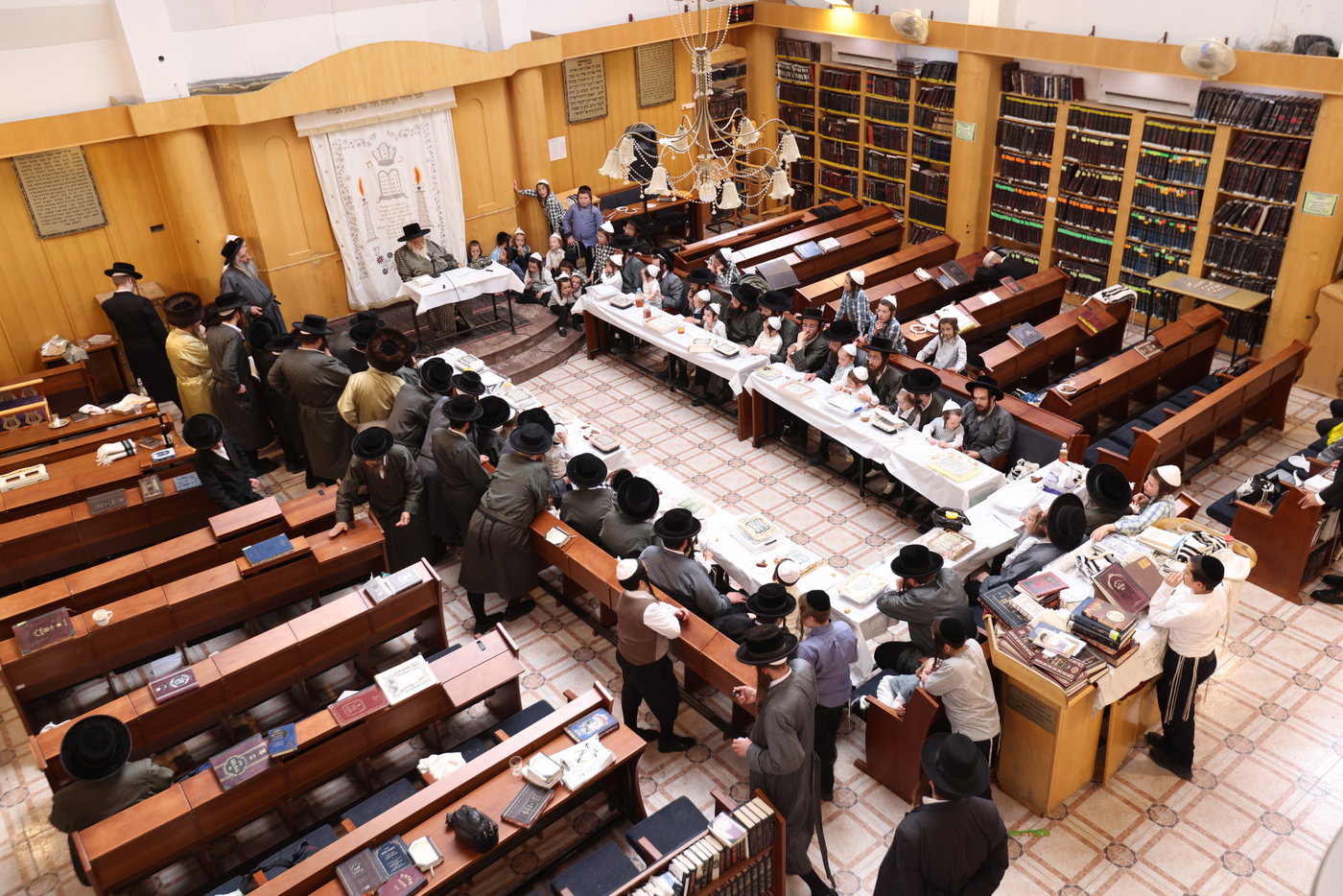 האדמו"ר מתולדות אהרן בלימוד א' ב' עם ילדי החסידות בצפת