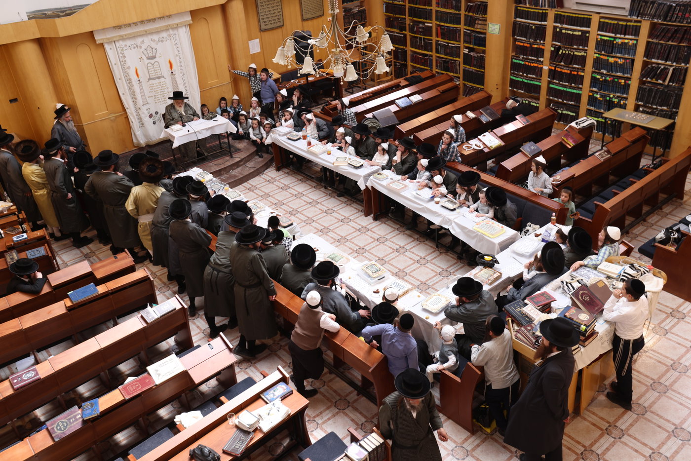 האדמו"ר מתולדות אהרן בלימוד א' ב' עם ילדי החסידות בצפת
