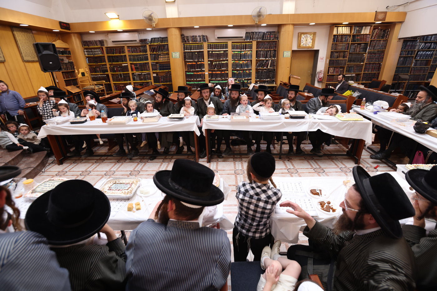 האדמו"ר מתולדות אהרן בלימוד א' ב' עם ילדי החסידות בצפת