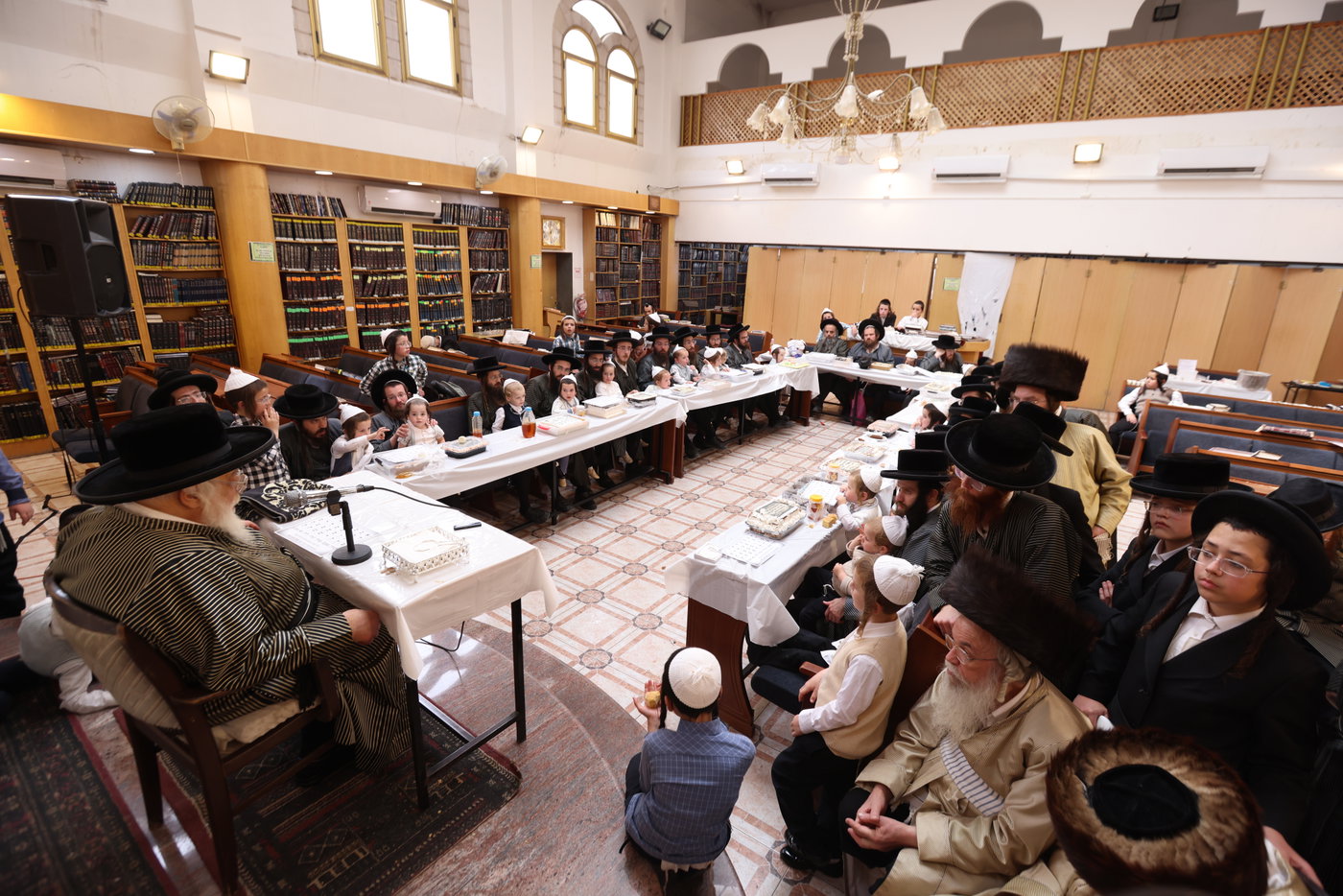 האדמו"ר מתולדות אהרן בלימוד א' ב' עם ילדי החסידות בצפת
