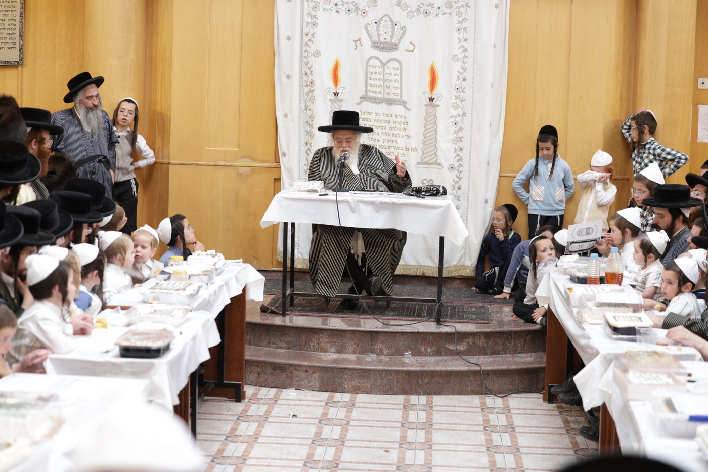 האדמו"ר מתולדות אהרן בלימוד א' ב' עם ילדי החסידות בצפת