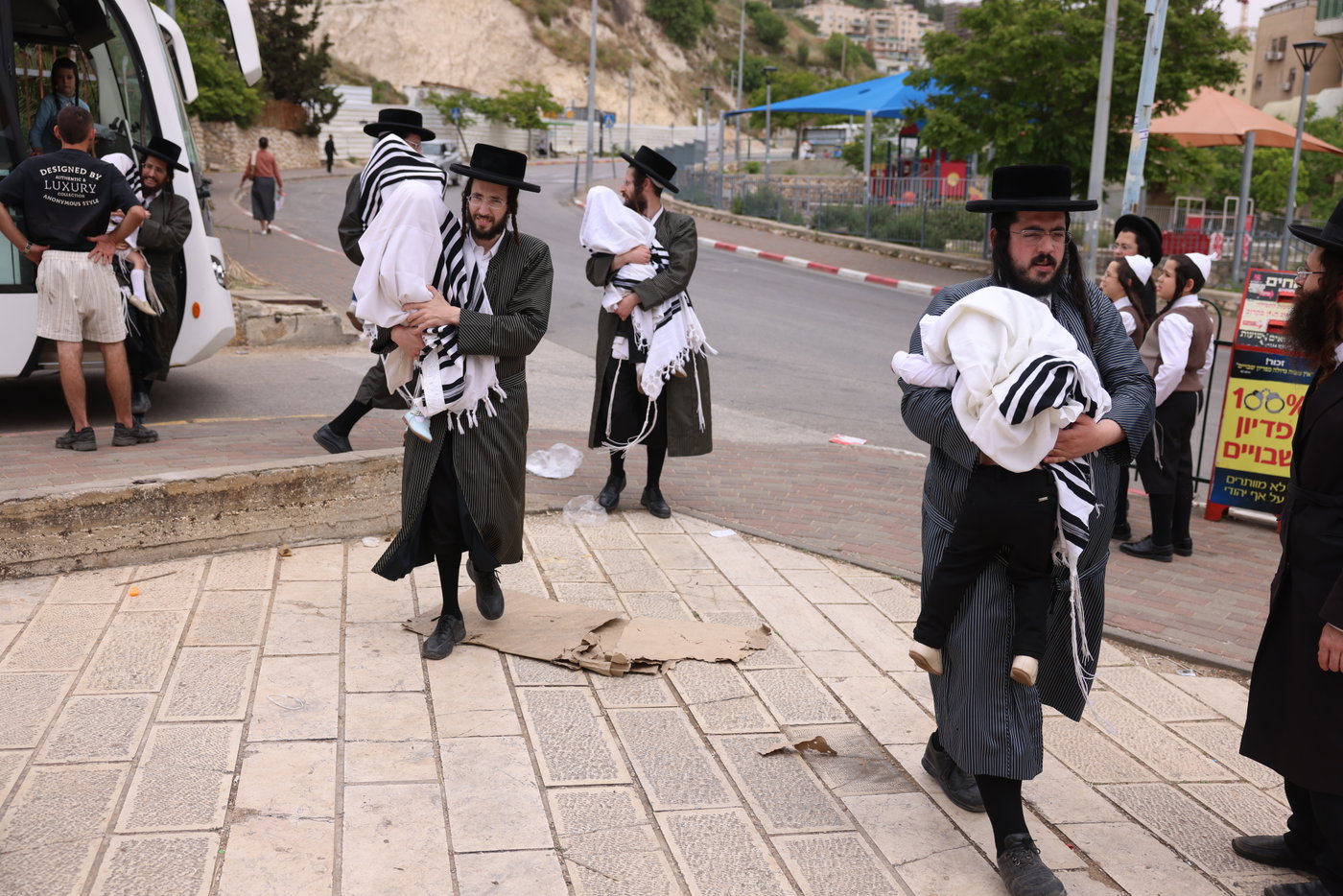 האדמו"ר מתולדות אהרן בלימוד א' ב' עם ילדי החסידות בצפת