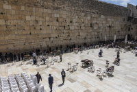 היערכות שיא בכותל המערבי לקראת חג השבועות: הוספת מחיצות וקידוש המוני