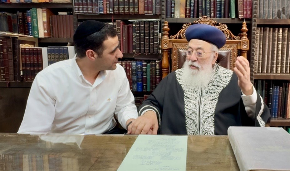 כותב השורות במעונו של הראש״ל הגר״ש עמאר, אמש 