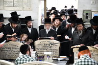 האדמו"ר מסערט ויז'ניץ בתפילה בבית העלמין בב"ב