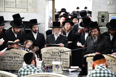 האדמו"ר מסערט ויז'ניץ בתפילה בבית העלמין בב"ב