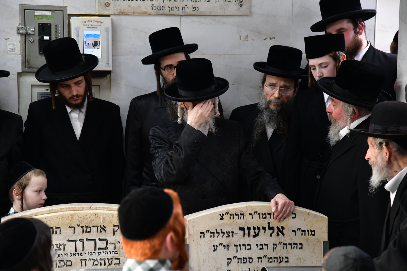 האדמו"ר מסערט ויז'ניץ בתפילה בבית העלמין בב"ב