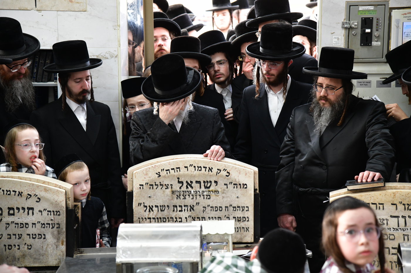 האדמו"ר מסערט ויז'ניץ בתפילה בבית העלמין בב"ב