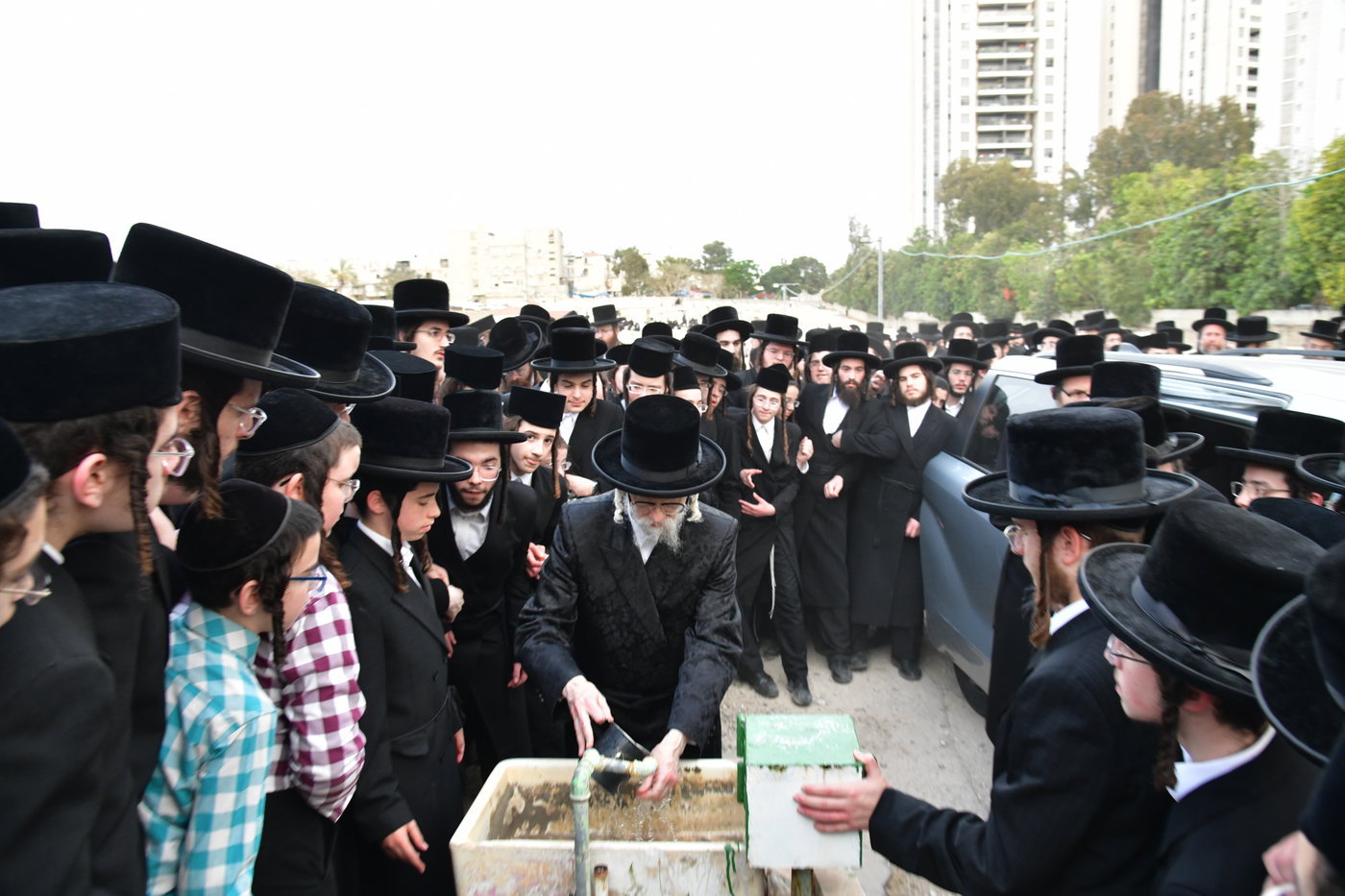 האדמו"ר מסערט ויז'ניץ בתפילה בבית העלמין בב"ב