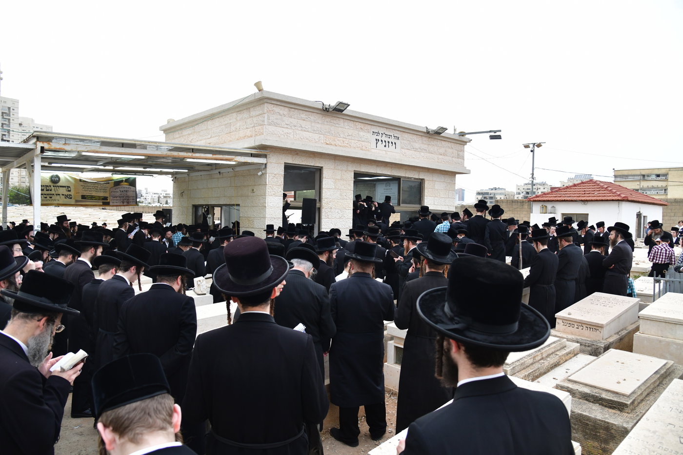 האדמו"ר מסערט ויז'ניץ בתפילה בבית העלמין בב"ב