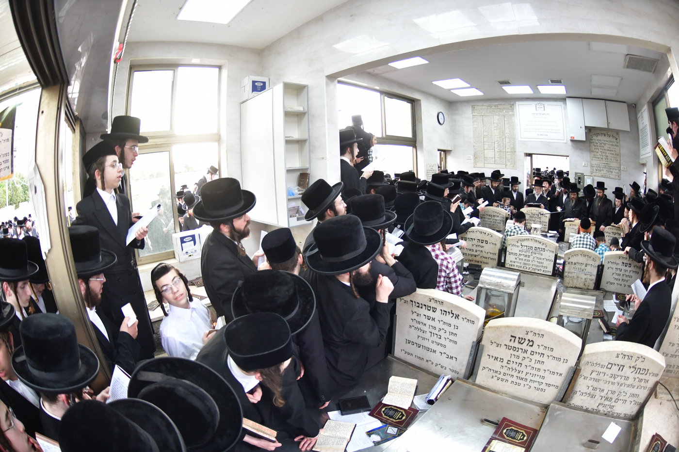 האדמו"ר מסערט ויז'ניץ בתפילה בבית העלמין בב"ב
