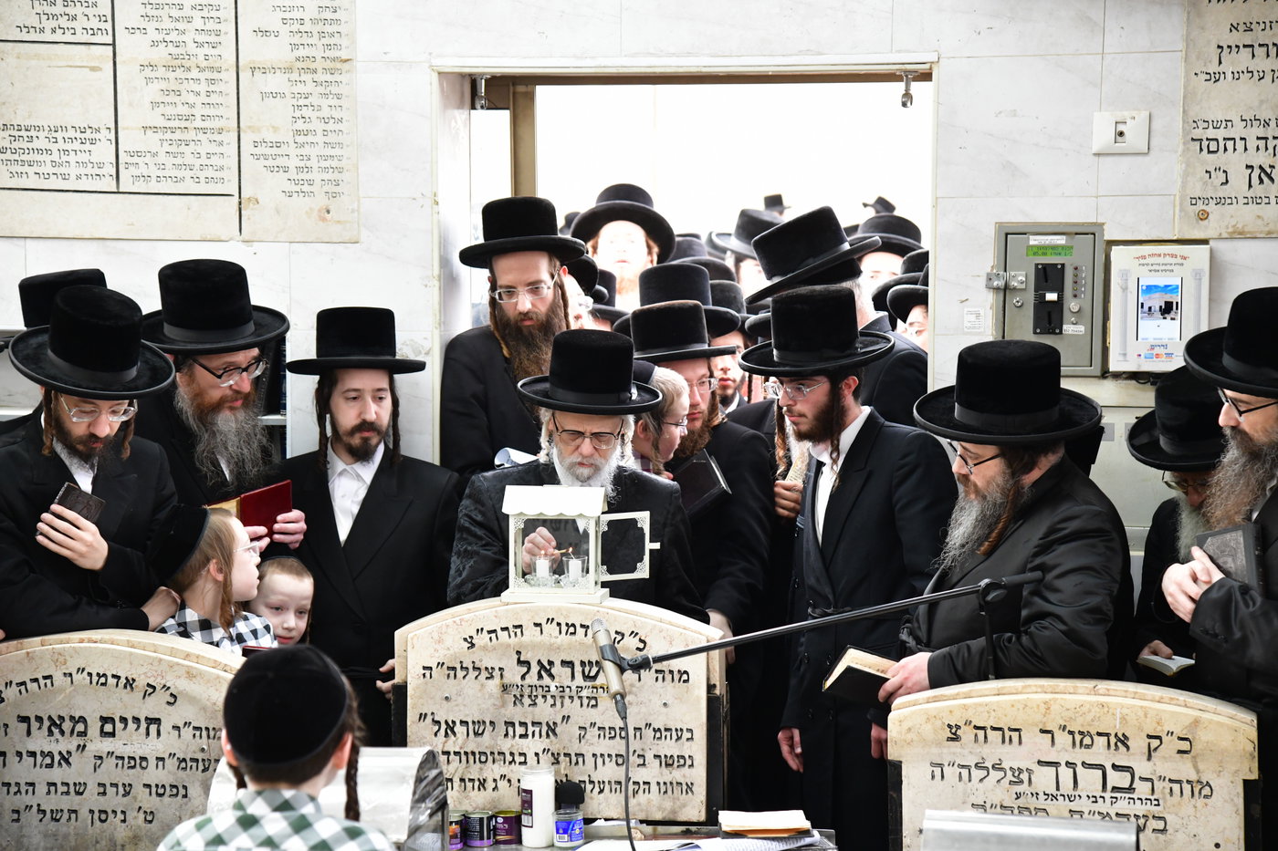 האדמו"ר מסערט ויז'ניץ בתפילה בבית העלמין בב"ב