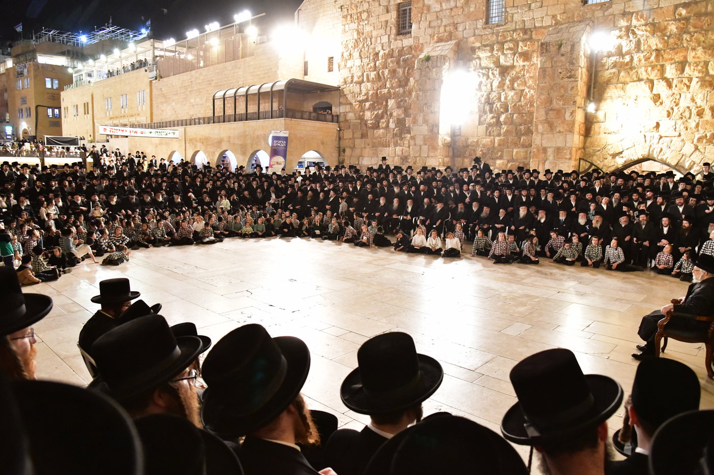 האדמו"ר מסערט ויז'ניץ בתפילה בכותל המערבי