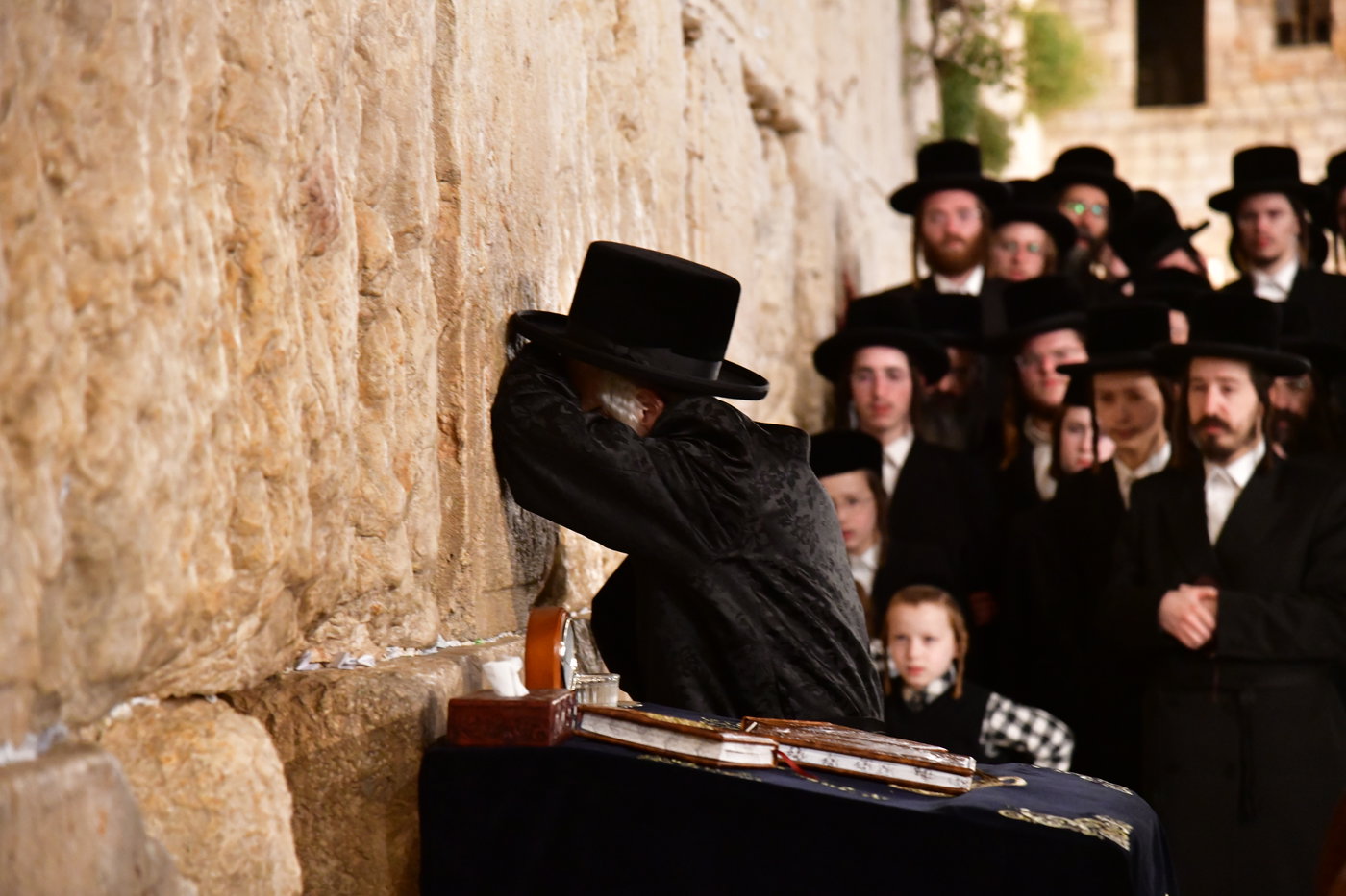 האדמו"ר מסערט ויז'ניץ בתפילה בכותל המערבי