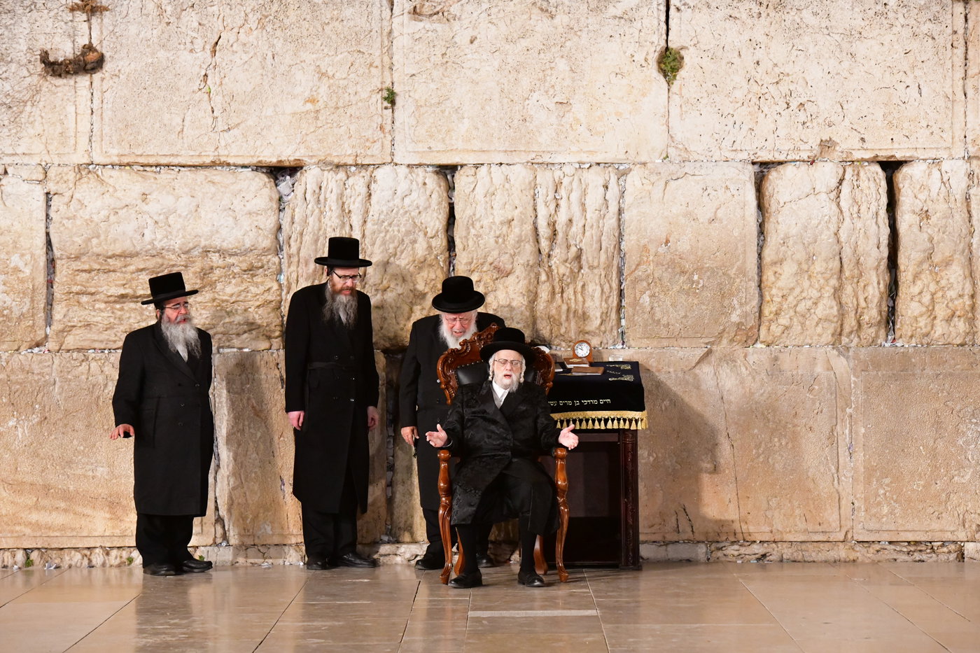 האדמו"ר מסערט ויז'ניץ בתפילה בכותל המערבי