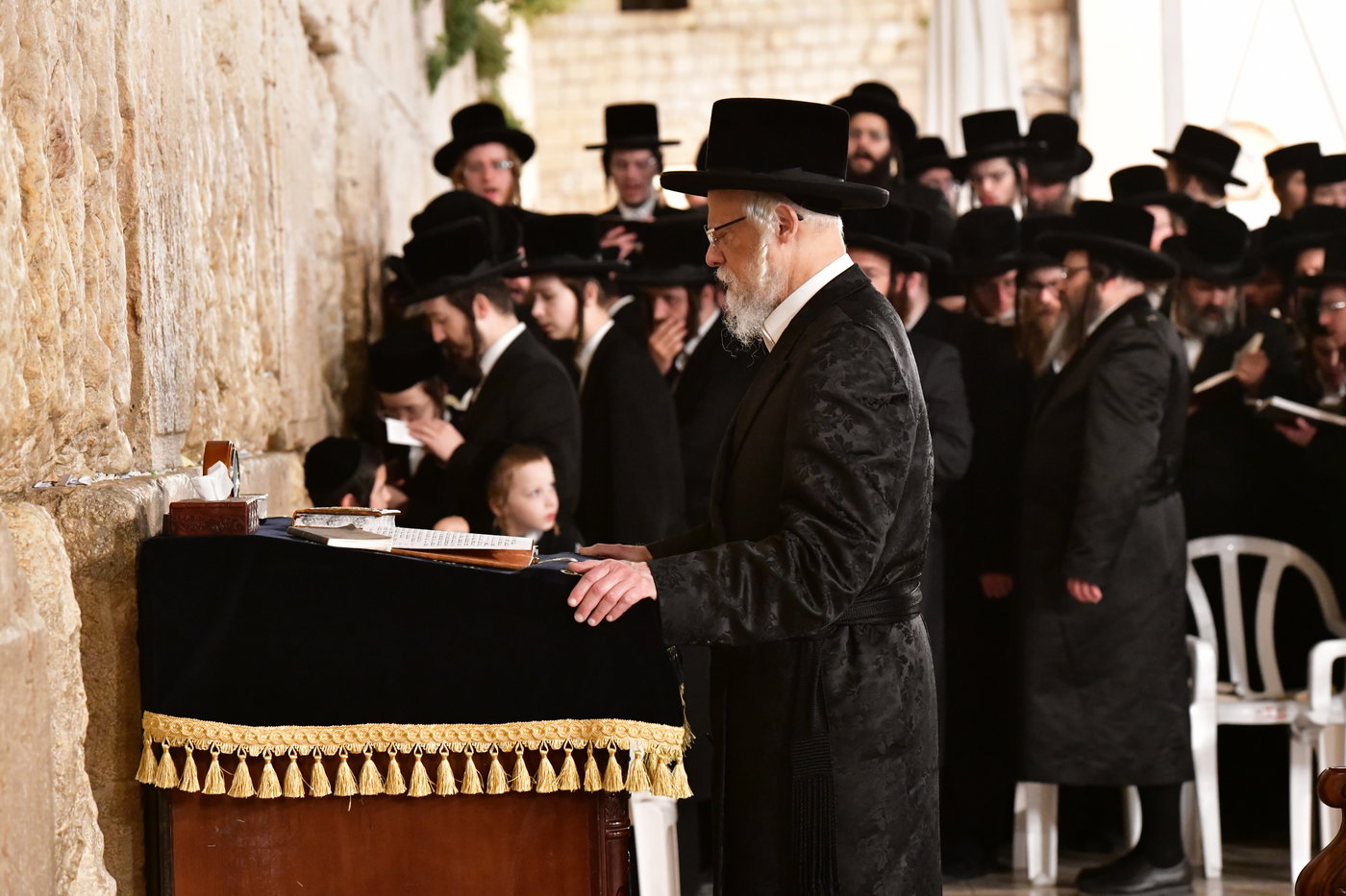 האדמו"ר מסערט ויז'ניץ בתפילה בכותל המערבי