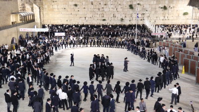 מוצאי שבועות בכותל המערבי