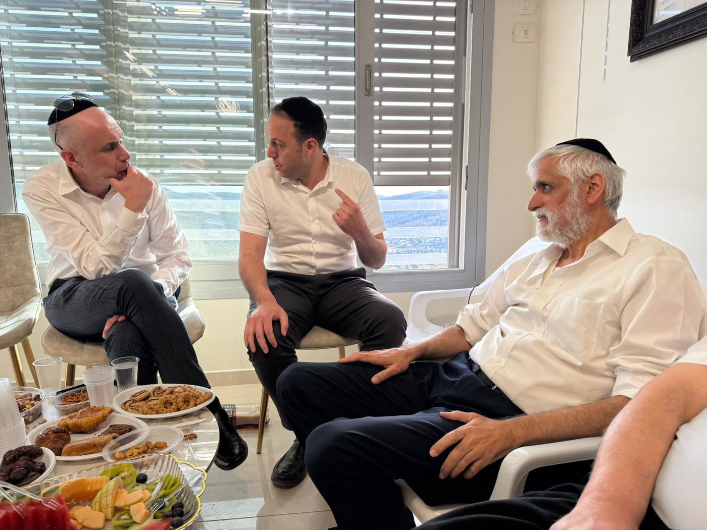 המנחמים אצל משפחת ישי