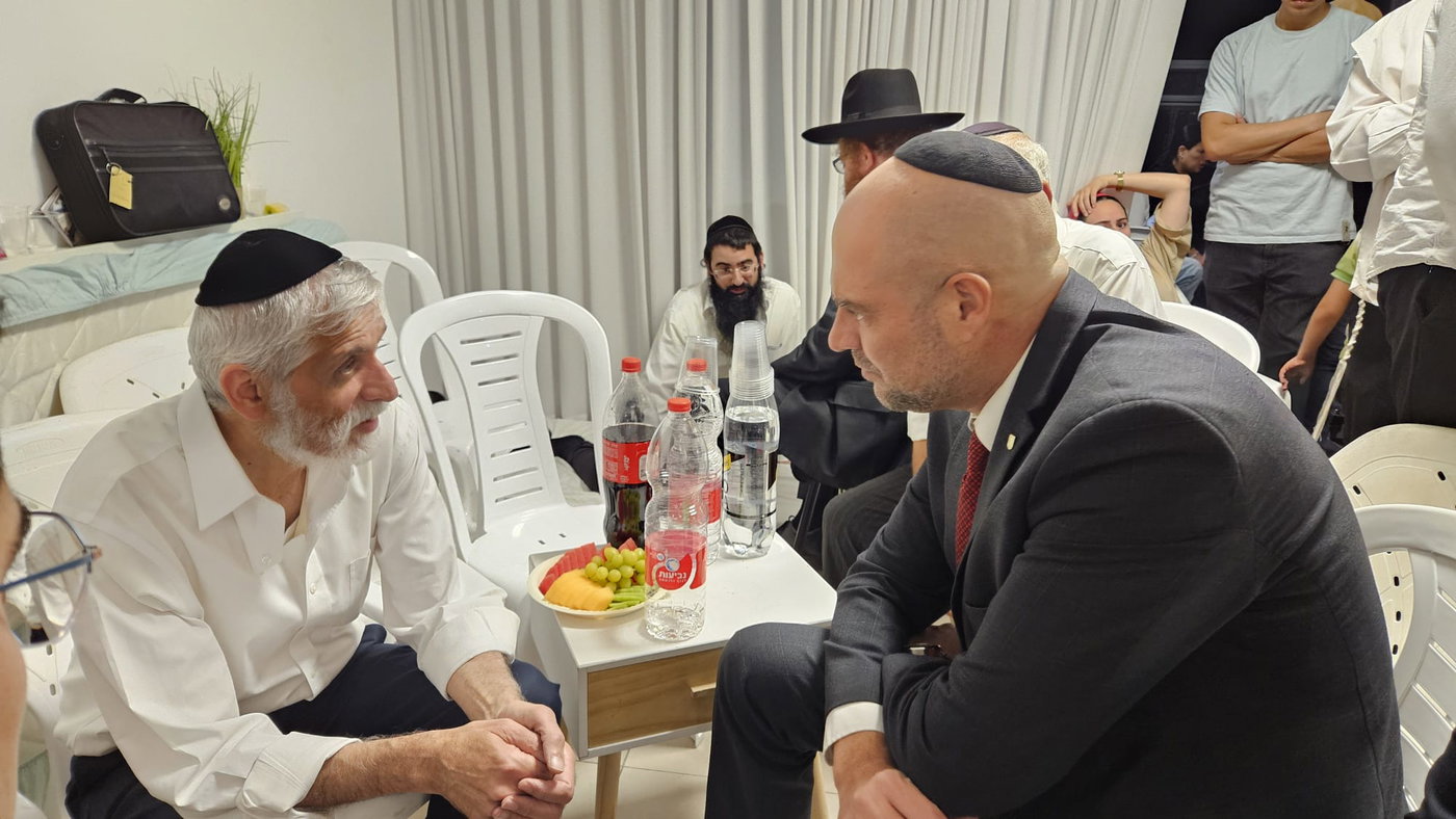 המנחמים אצל משפחת ישי