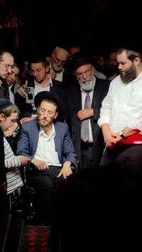 הבן היתום סופד לאמו ע"ה לצד אביו