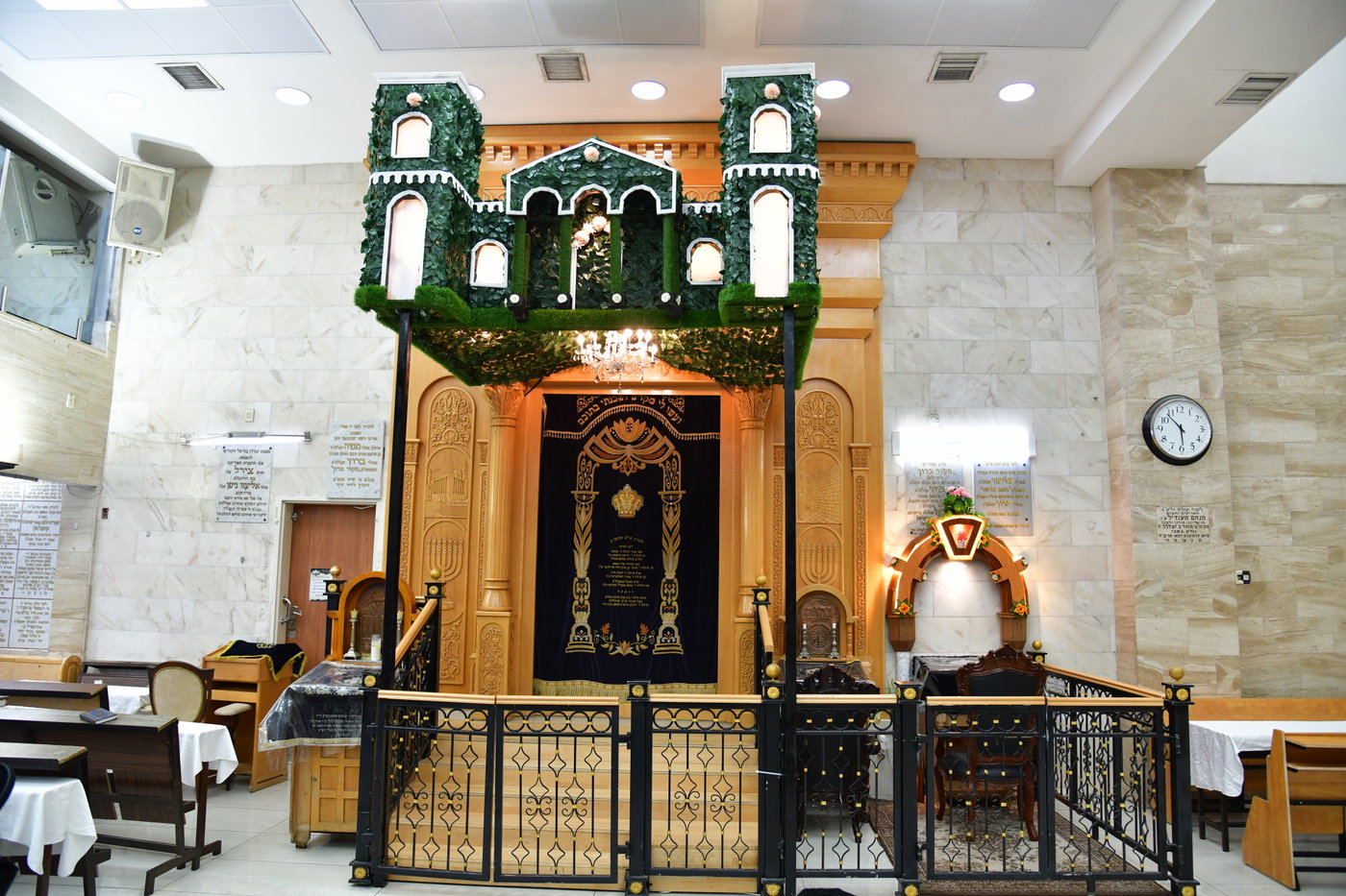 חג השבועות בחצה"ק סערט ויז'ניץ