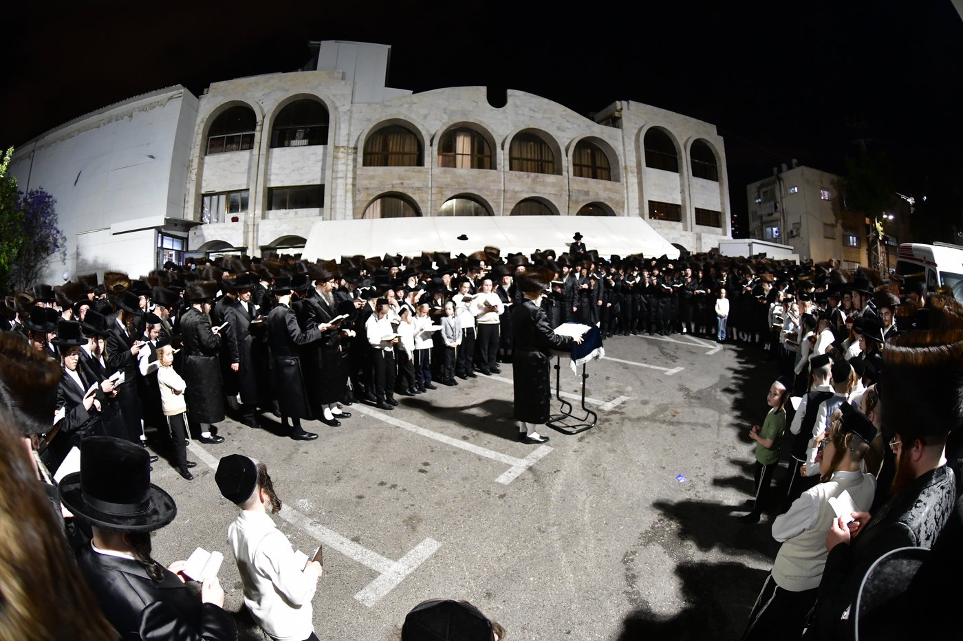חג השבועות בחצה"ק סערט ויז'ניץ